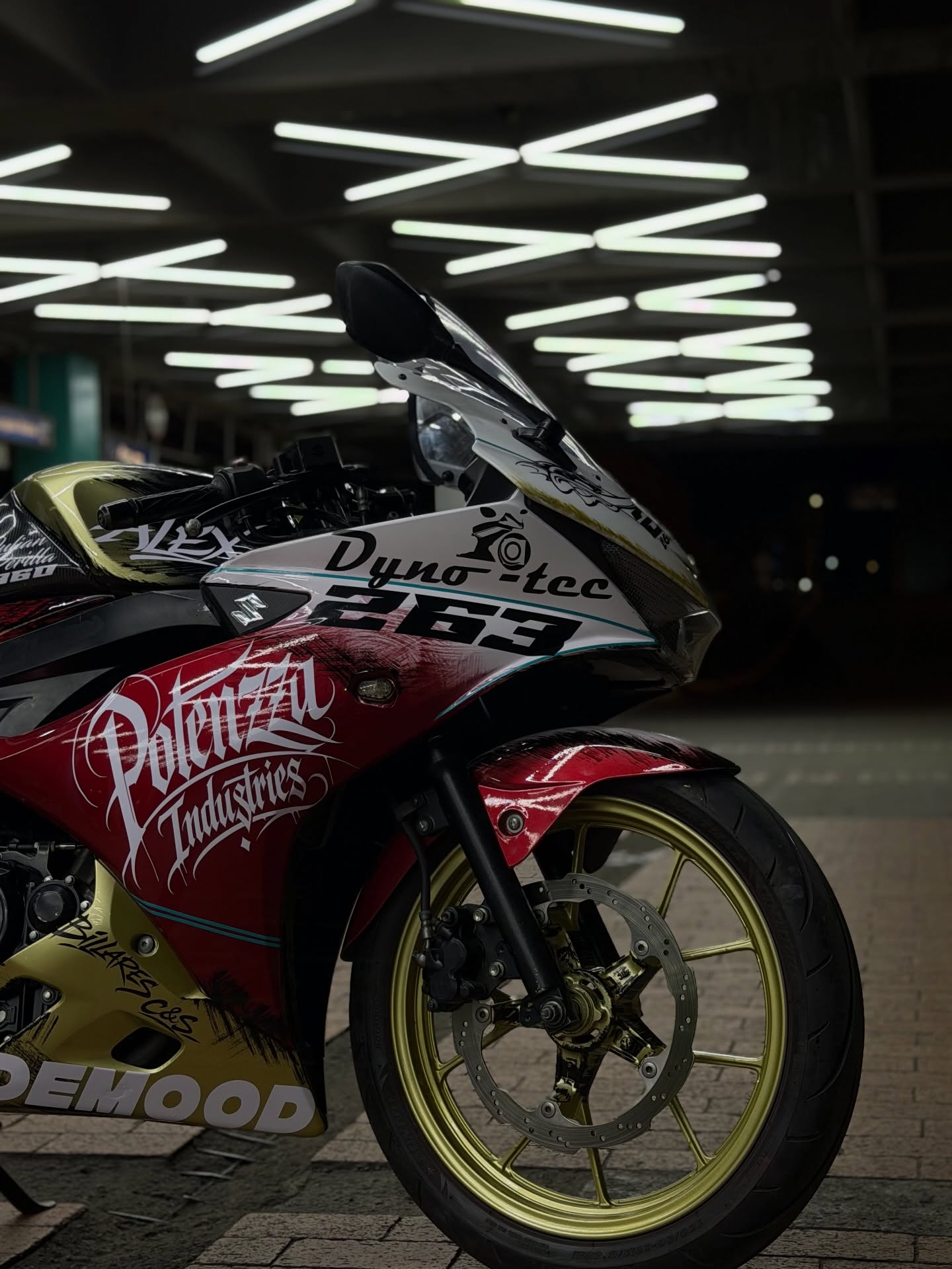 Moto personalizada por Potenzza Industries en sesión nocturna