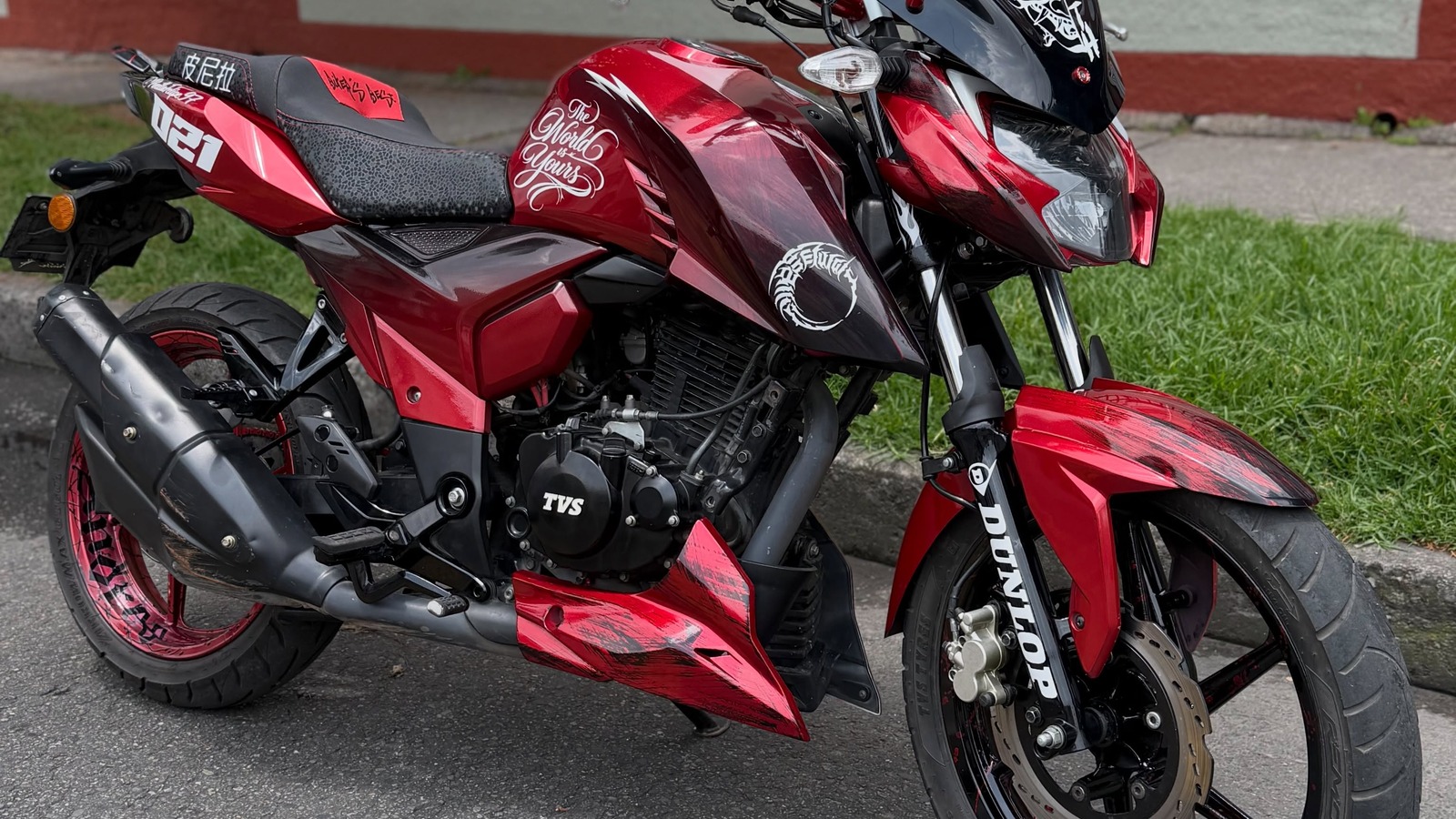 Moto personalizada con accesorios y detalles funcionales
