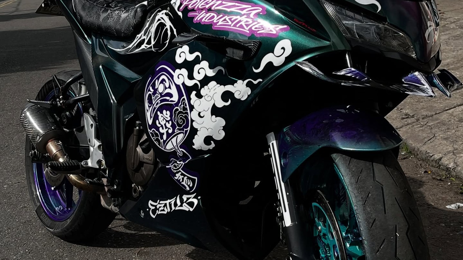 Moto con wrap integral y composición gráfica personalizada